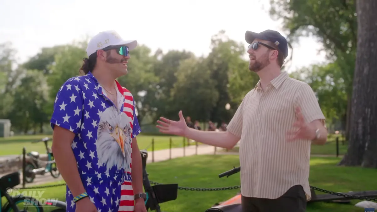 Die tägliche Show: Jordan Klepper stürzt im UFC-Kampf im Weißen Haus ab