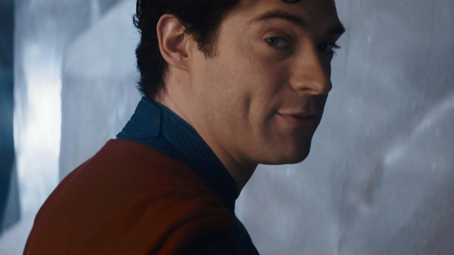 Superman-Star David Corenswet greift ein, um Milly Alcock bei der Supergirl-Premiere vor dem Fotografen zu verteidigen