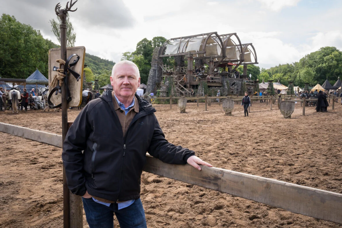 Tom McCullagh von „Ein Ritter der sieben Königreiche“ über die Verkleinerung von Westeros und den Brückenbau