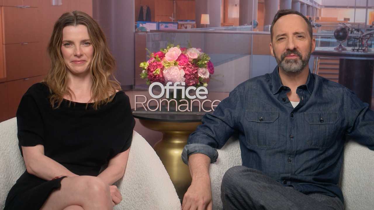 „Office Romance“-Interview: Betty Gilpin, Tony Hale und mehr