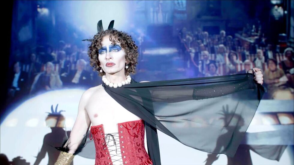 „Tribeca Review: Time Warp fängt queere Freude durch neue Interpretation der Rocky Horror Picture Show ein“